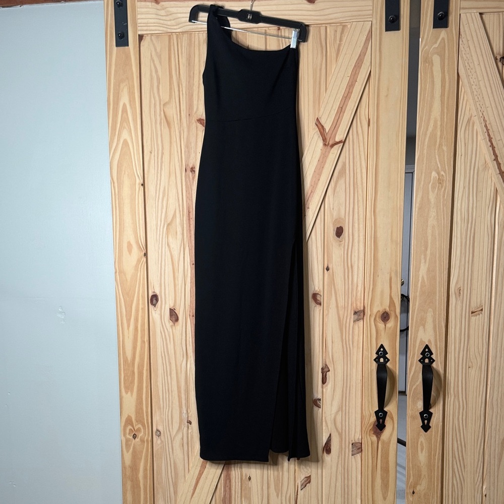 Lulu's Black One-Shoulder Floor-Length Gown